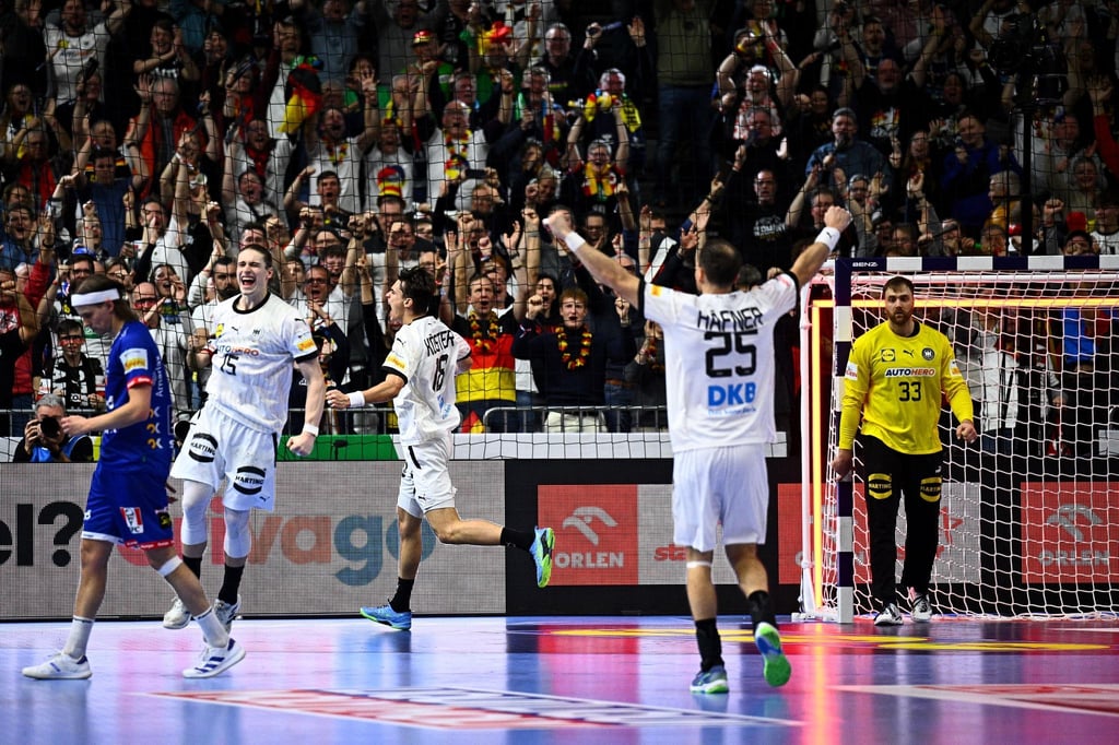 Juri Knorr (l) und DHB-Keeper Andreas Wolff wurden in das All-Star-Team gewählt.
