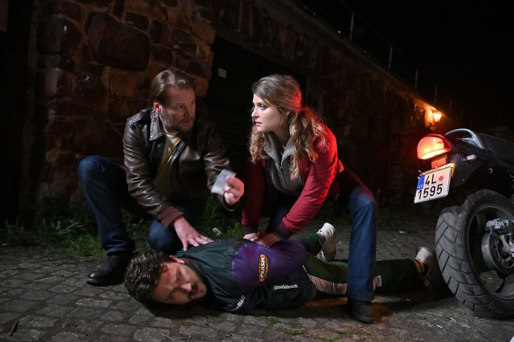 Kommissar Winkler (Kai Scheve, l) und seine Kollegin Szabo (Lara Mandoki) durchsuchen Pavel Svoboda (Raphael Keric) und finden Drogen in einer Szene von „Erzgebirgskrimi - Die Tränen der Mütter“.