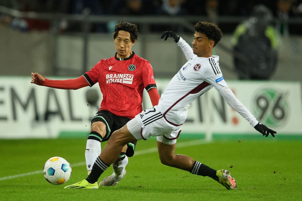 Hannovers Sei Muroya (l) spielt gegen Nürnbergs Nathaniel Brown.