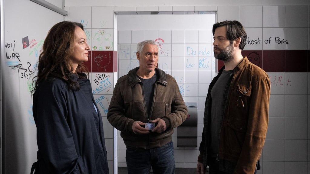 Jana Winter (Natalia Wörner, l.) und Matthias Hamm (Ralph Herforth, M.) befragen Dominiks Lehrer Gustav Mikkelsen (Richard Ulfsäter).