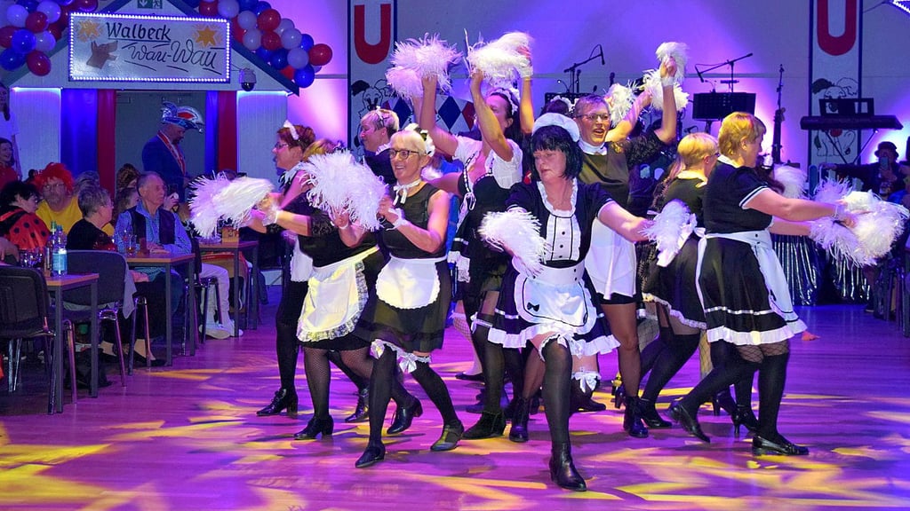 Die Powerfrauen putzten erst mit Kittelschürzen, doch dann flogen die Schürzen weg und die Frauen tanzten in Schwarz-Weiß übers Parkett.