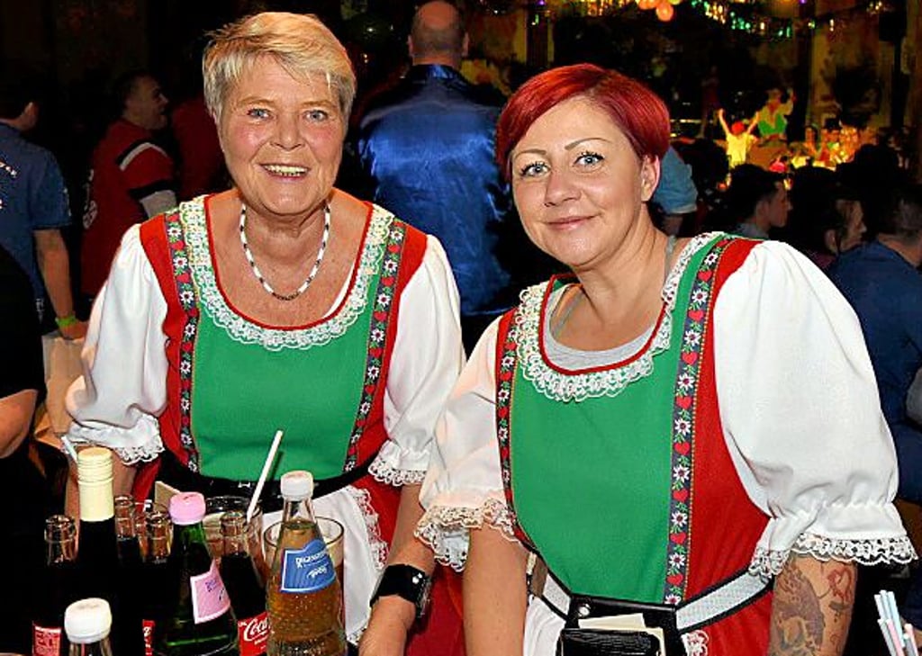 Die Kellnerinnen Birgit (l.) und Michaela kamen auch im Kostüm.