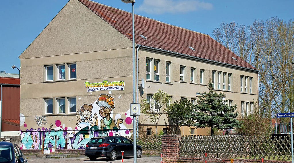 Der aktuelle Jugendclub in Tangerhütte am Werner-Seelenbinder-Ring. Der Nachwuchs soll dort ausziehen, um Geld zu sparen.