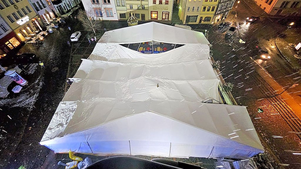 Die Eislaufbahn mit dem eingestürzten Dach