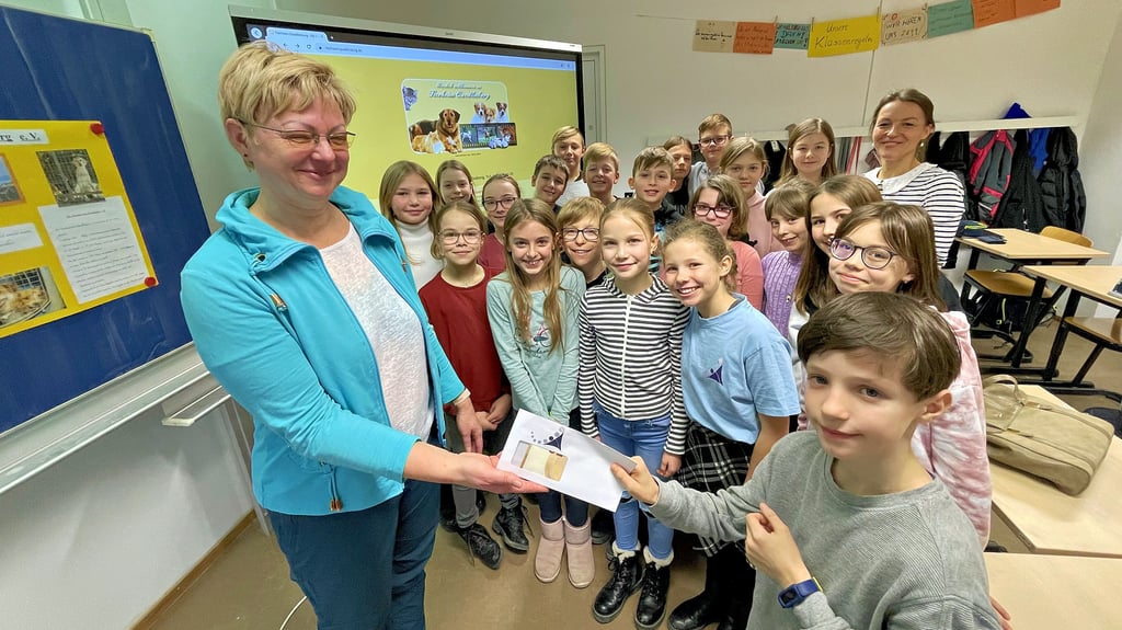Catrin Speick vom Tierschutzverein Quedlinburg nimmt die Spende der AOS entgegen.