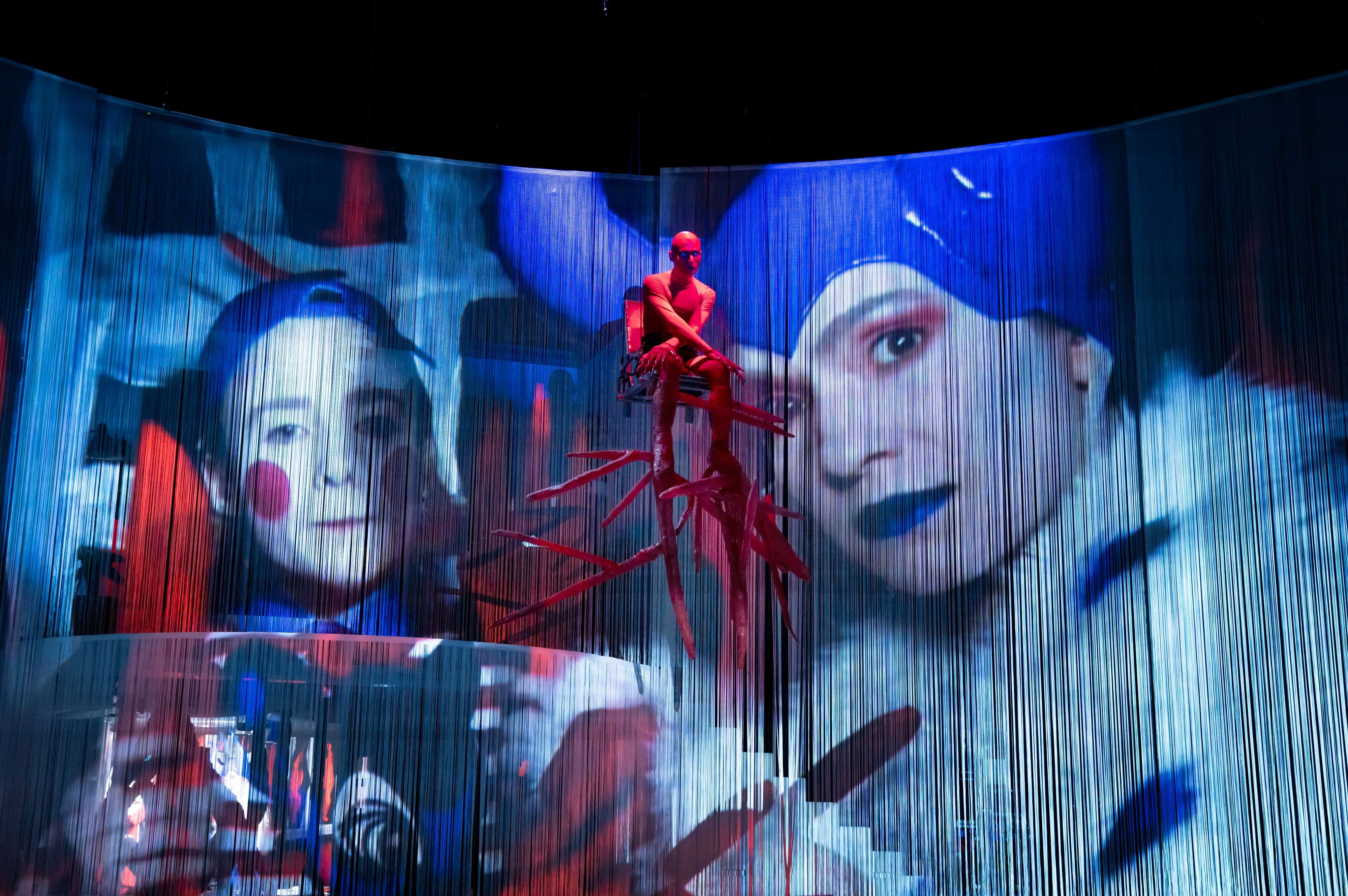 Erfolgsroman: „Blutbuch“ von Kim de l&amp;#39;Horizon feiert am Theater ...