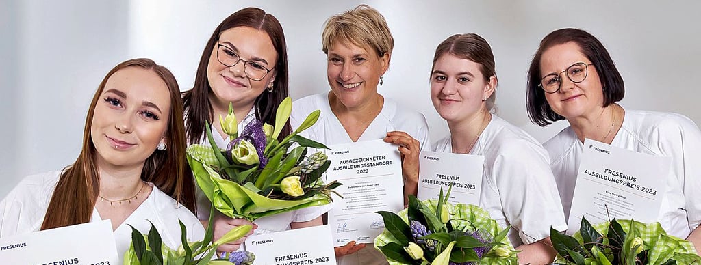 Direktorin Annett Hollert gratuliert den vier Absolventinnen: Alina Herrmann, Michelle Sehling, Gina Gombert und Nancy Hinz.