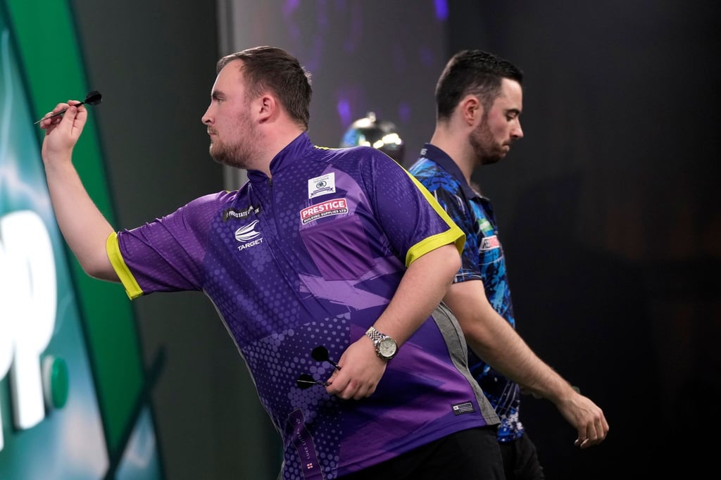Darts-Talent Luke Littler (l) kommt am 8. Februar nach Berlin.