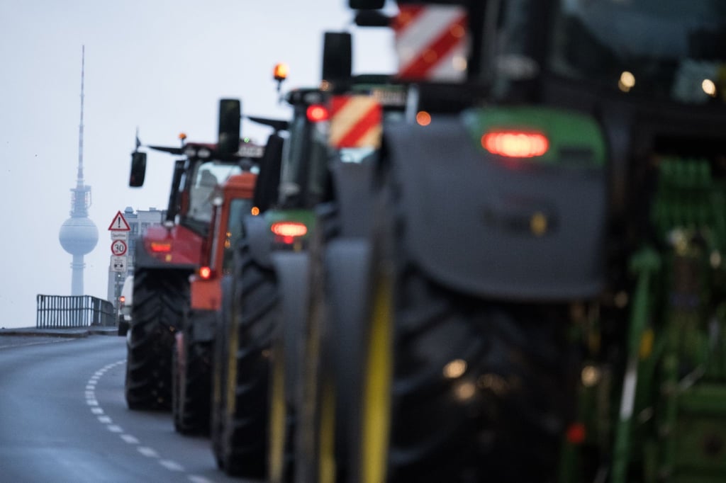 Traktoren fahren zu einer Protestdemonstration.