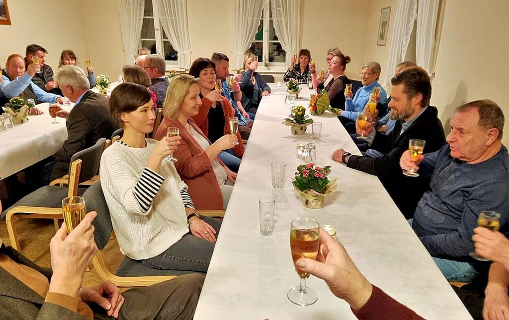 Gemeinsam stießen alle Gäste mit einem Gläschen Sekt im Dorfgemeinschaftshaus Nitzow auf ein erfolgreiches 2024 an.