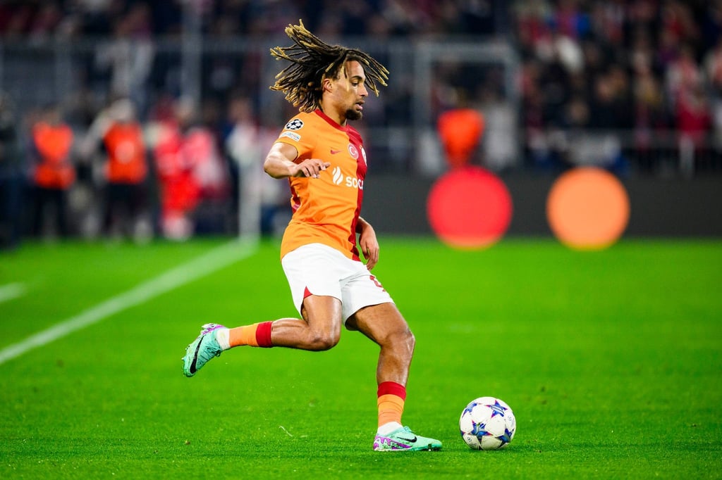Der Franzose Sacha Boey hat beim FC Bayern bis zum Sommer 2028 unterschrieben.