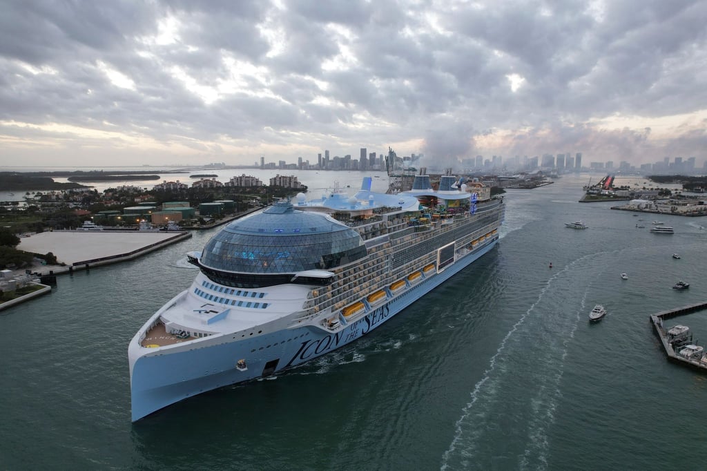 Die Icon of the Seas, das größte Kreuzfahrtschiff der Welt, verlässt den Hafen von Miami zu seiner ersten öffentlichen Kreuzfahrt, vorbei an Fisher Island und Miami Beach.