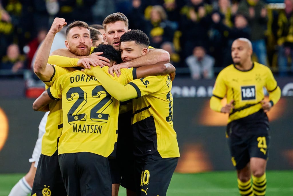 Dortmunds Niclas Füllkrug (M) jubelt über seinen Tor zum 1:0 mit Ian Maatsen und Jadon Sancho.