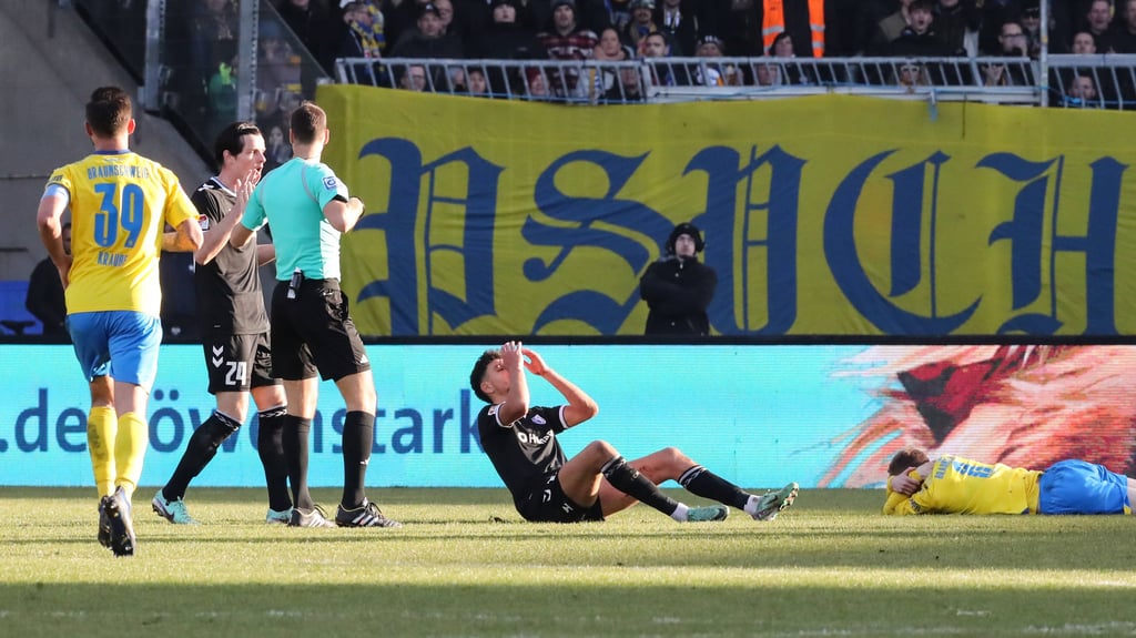 Daniel Elfadli sah bei der Partie 1. FC Magdeburg gegen Eintracht Braunschweig Gelb-Rot und ist somit für da kommende Spiel gesperrt.