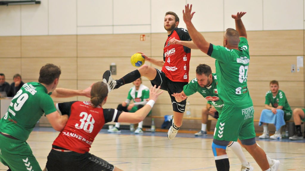 Mit vier Staßfurter Toren hintereinander drehte Justus Kluge (am Ball) den Rückstand zu Beginn der zweiten Hälfte in eine Führung für Rot-Weiss.