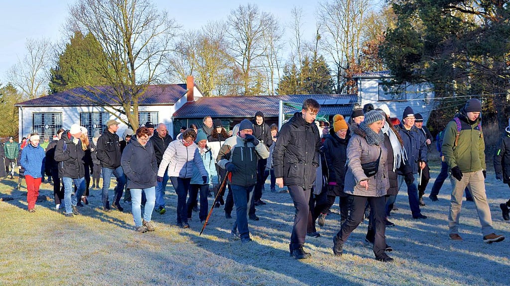 Die Wanderer nehmen beim Start am Sportlerheim eine Abkürzung über den Fußballplatz und orientieren sich dann in Richtung Wald.