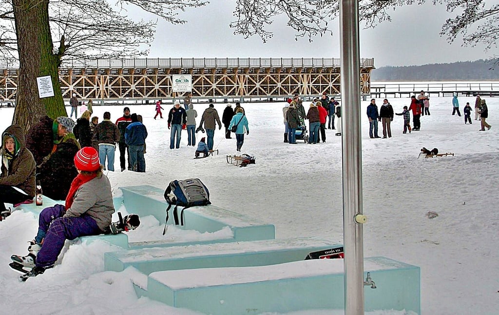 Die Möglichkeiten, den zugefrorenen Arendsee zu betretten, sind rar geworden. 2010 wurde diese Chance genutzt, die Luftkurort GmbH öffnete die Türen des Strandbades und dort gab es ein kleines Fest.