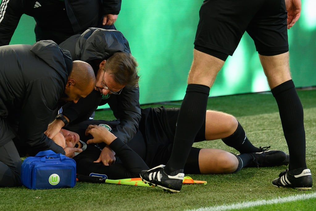 Schiedsrichter-Assistent Thorben Siewer liegt verletzt am Boden.