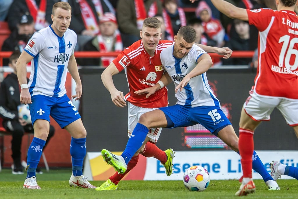 Berlins Andras Schäfer (2.v.l) kämpft gegen Fabian Nürnberger von Darmstadt 98 um den Ball.
