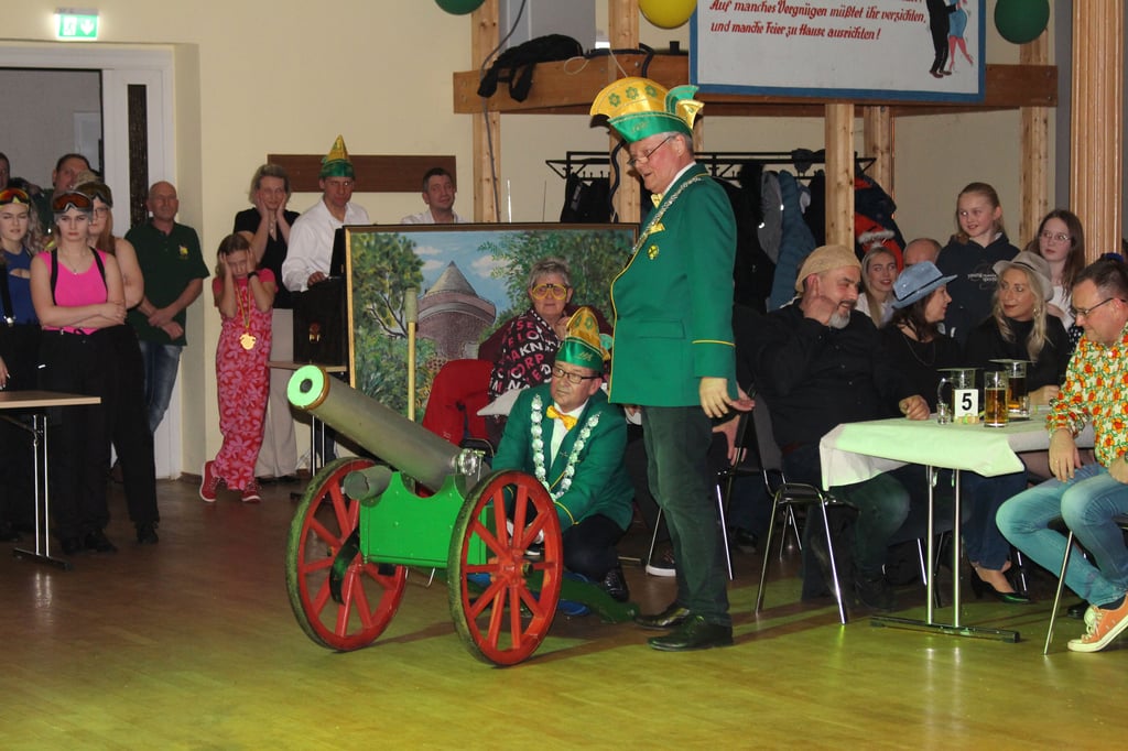 Als Kanoniere sind Gerd Anders und Olaf Bernau seit vielen Jahren bei den Lindauer Karnevalsveranstaltungen dabei. Alle Nase lang zünden sie die Konfetti-Kanone.