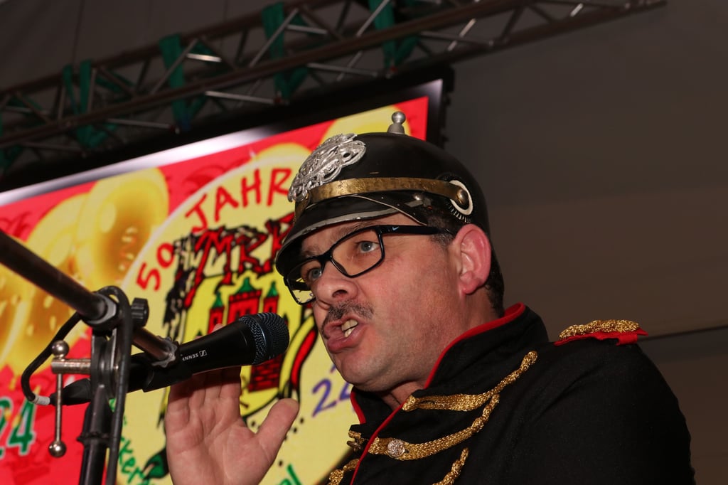 Wehe, wenn er zum MKK-Büttenfass marschiert: Der „Ausrufer“ Ralf Otto nahm in seiner Büttenrede  nicht nur die Politik der Ampelregierung auseinander, sondern feuerte auch scharf auf die Möckeraner Politprominenz.