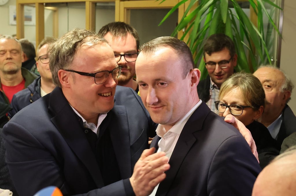 Mario Voigt (l), CDU-Vorsitzender in Thüringen, beglückwünscht Christian Herrgott (M), Kandidat der CDU zur Stichwahl für die Landratswahl im Saale-Orla-Kreis.
