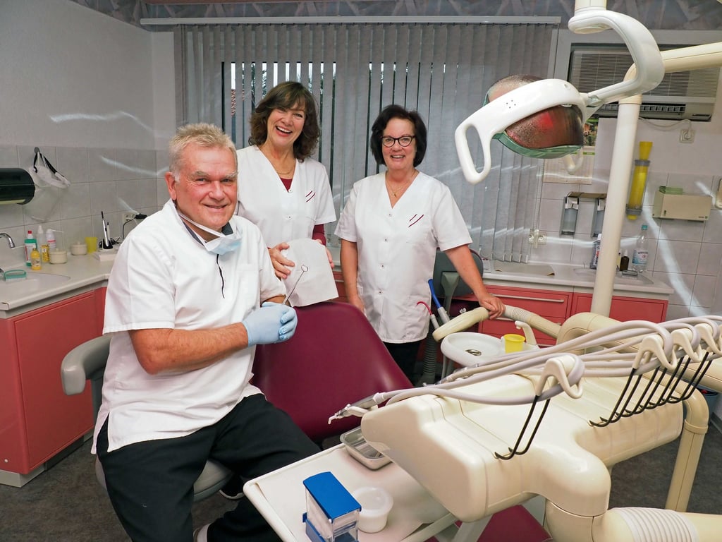 Dass das Team der Zahnarztpraxis bis zum letzten Tag Freude an der Arbeit gehabt hat, dokumentiert auch dieses Foto zum Abschied. Von links: Hartmut Tschötschel, Andrea Rabas und Jutta Tschötschel.