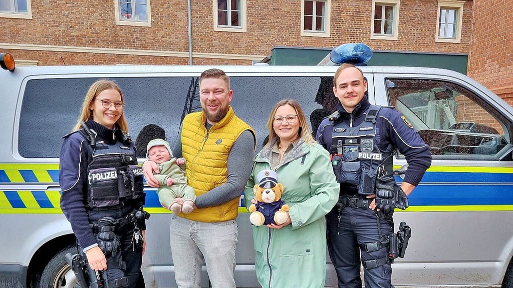 Mit Blaulicht nach Salzwedel: Polizeikommissarin Saskia Buczkowski (links) und Polizeikommissar Paul Schmeken begleiteten Michael und Kristina Schulenburg ins Altmark-Klinikum Salzwedel, wo Sohn Klaas Ernst kurze Zeit später auf die Welt kam.