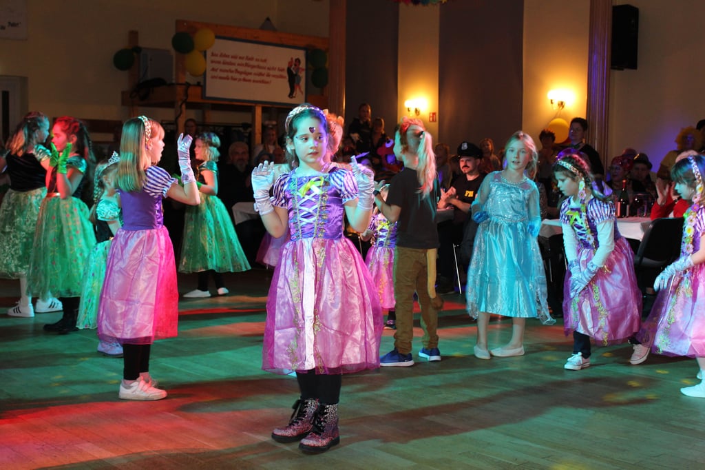 Die Tanzflöhe und Tanzmäuse sind in diesem Jahr ganz auf Disney eingestellt. Viele kleine Prinzessinnen eroberten den Saal.