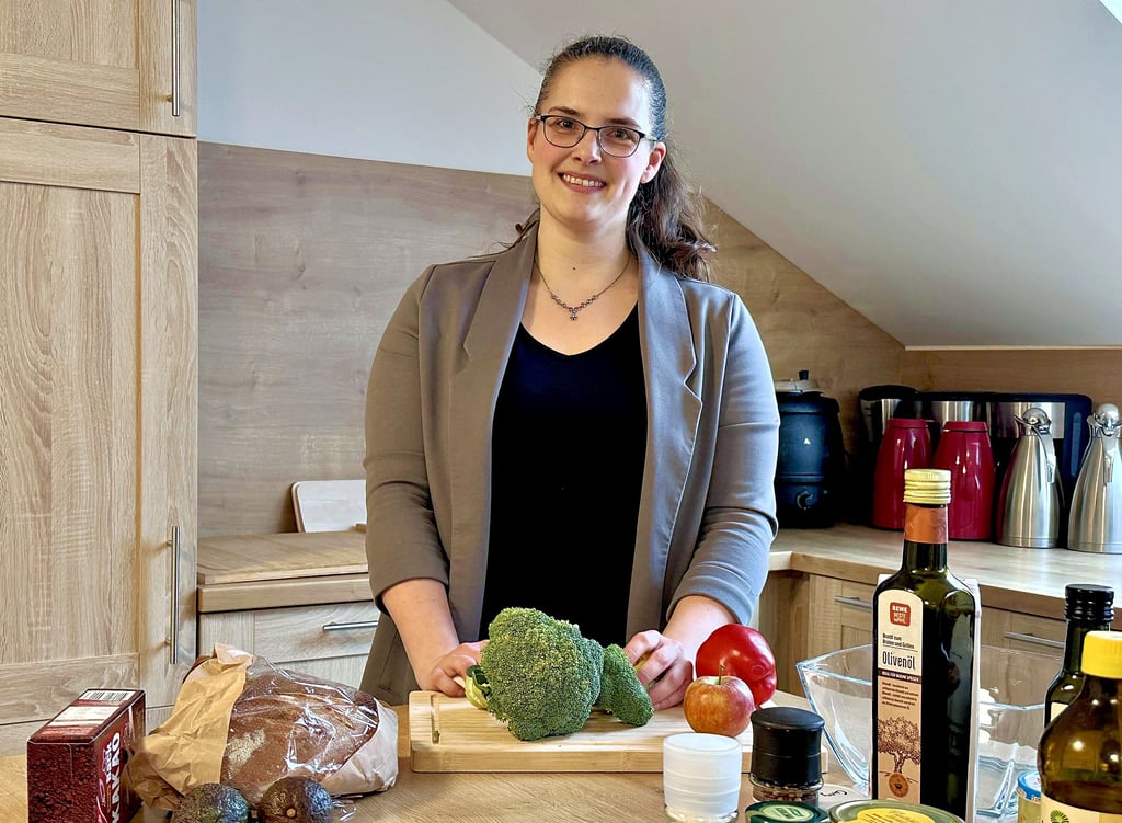Sandra Niclaus in der Küche des Magdeburger Cracauer 66: Sie kocht mit vielen frischen Zutaten.