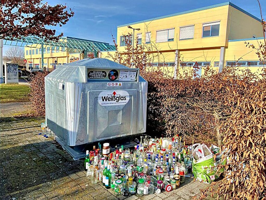 Die Glascontainer an der Eichenwegturnhalle in Bernburg. Auch hier sammelt sich das Altglas vor dem völlig überfüllten Container.