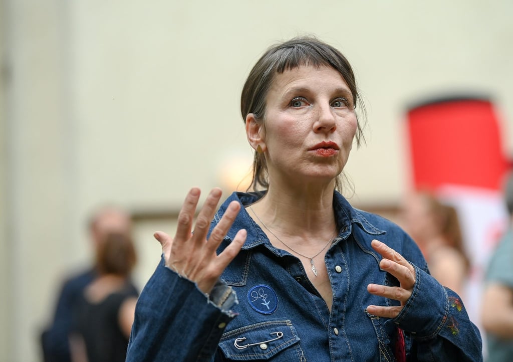 Schauspielerin Meret Becker war schon „Tatort“-Kommissarin. Nun stand sie für das Stück „Ratten auf der Flucht - Wie Nazitäter entkommen konnten“ auf der Bühne des Berliner Ensembles.