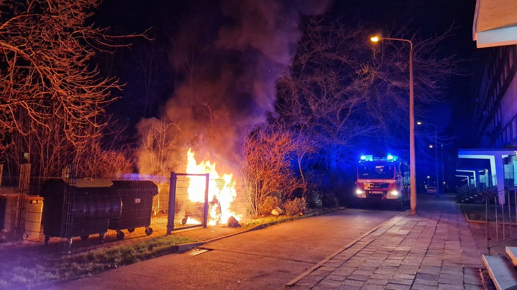 Die Feuerwehr musste brennende Mülltonnen in Halle-Neustadt löschen.