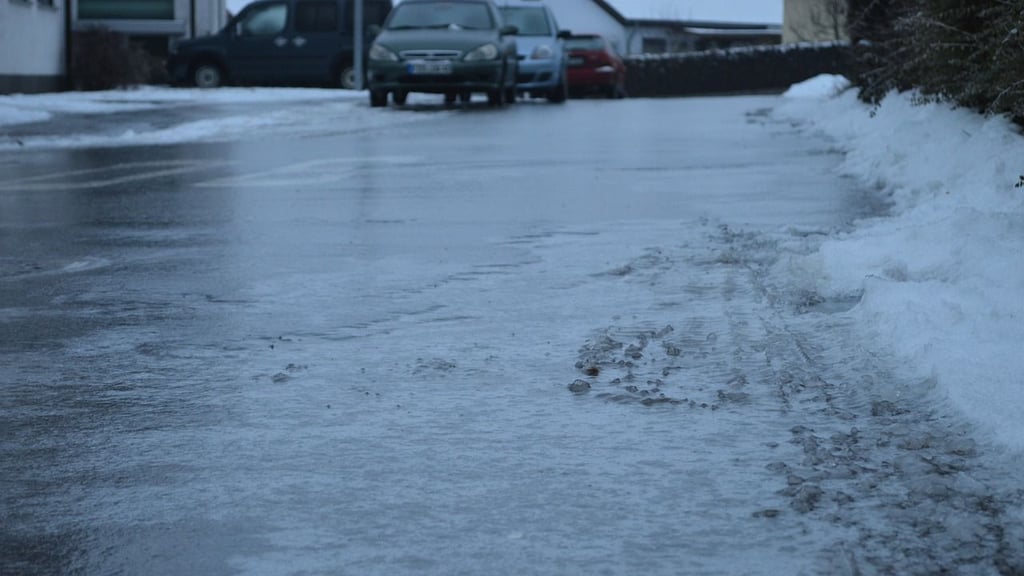 Zu mehreren Unfällen ist es wegen Blitzeis auf der Landstraße L70 zwischen Wolmirsleben und Unseburg gekommen.