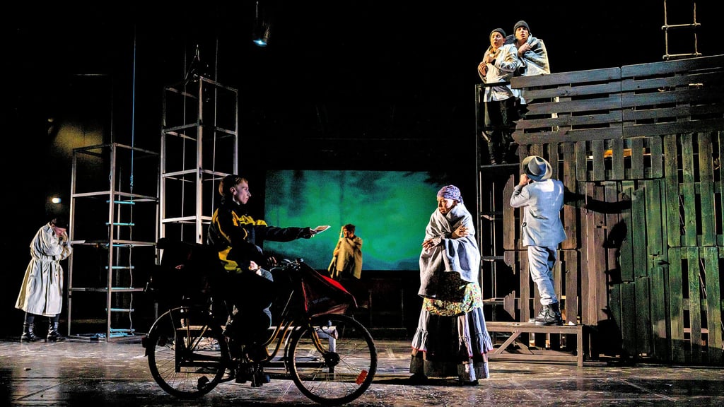 Bei der Premiere von „Das große Heft“ am Theater der Altmark in Stendal haben drei Schauspieler Verätzungen im Gesicht erlitten.