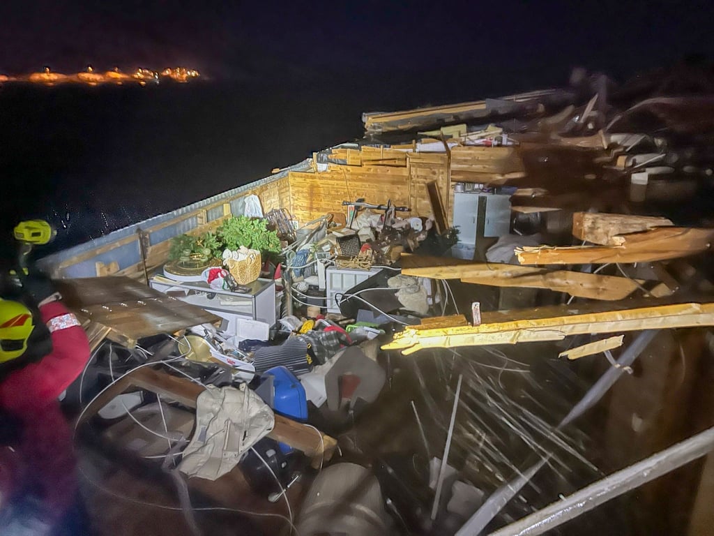 Der Sturm über Norwegen hat das Dach eines Gebäudes weggeblasen.