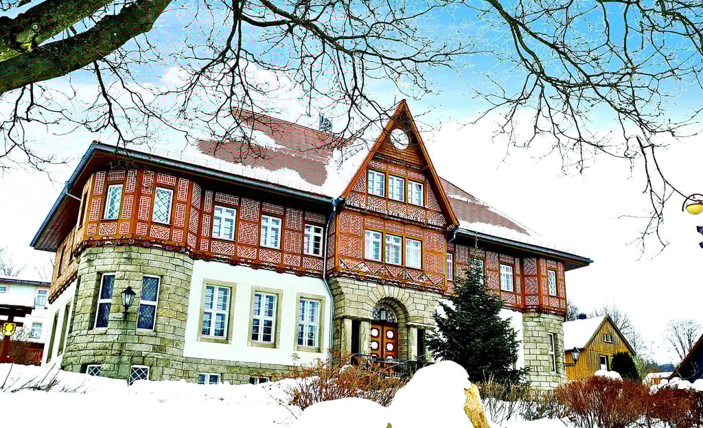 In Wernigerode im Harz wird diskutiert, dieses Rathaus zu verkaufen. Das Rathaus wurde vor über 100 Jahren erbaut, müsste jetzt aber auf Kosten der Stadt Wernigerode saniert werden.