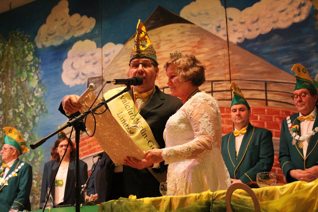 Als Prinzenpaar begrüßten Udo I. und Liane I. das närrische Publikum. Zu den Aufgaben gehört es, die Kussfreiheit zu eröffnen.