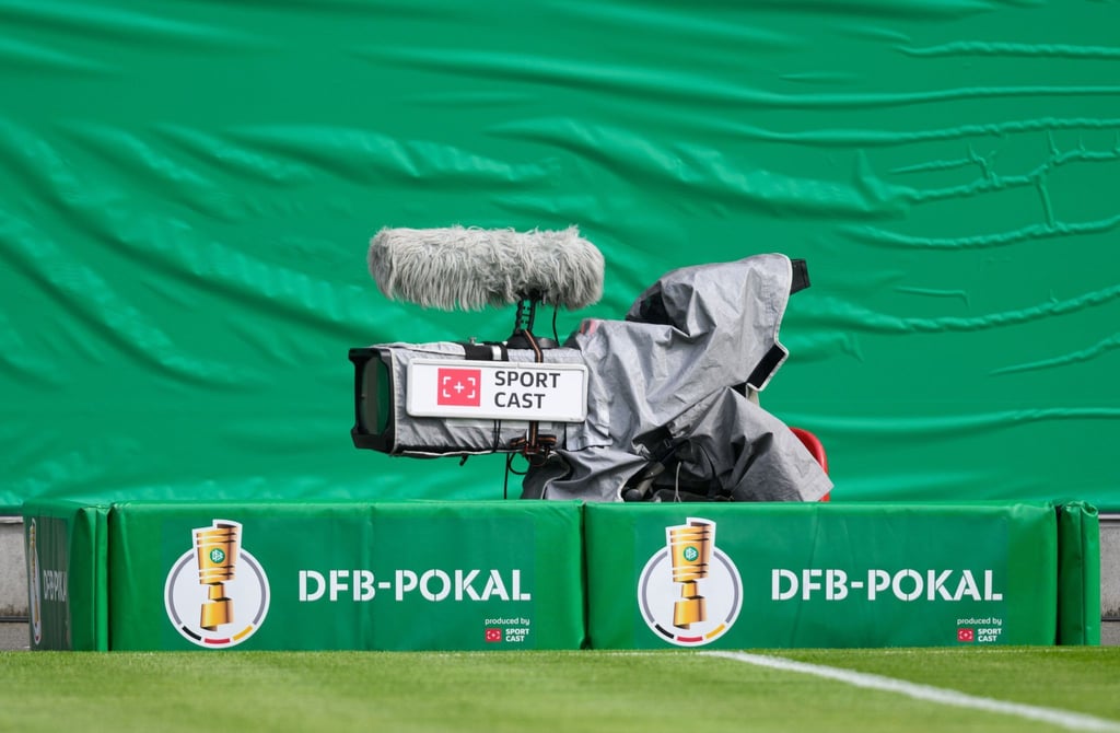 Die ARD präsentiert das Top-Spiel der Runde der letzten Acht zwischen Bundesliga-Tabellenführer Bayer Leverkusen und dem VfB Stuttgart.