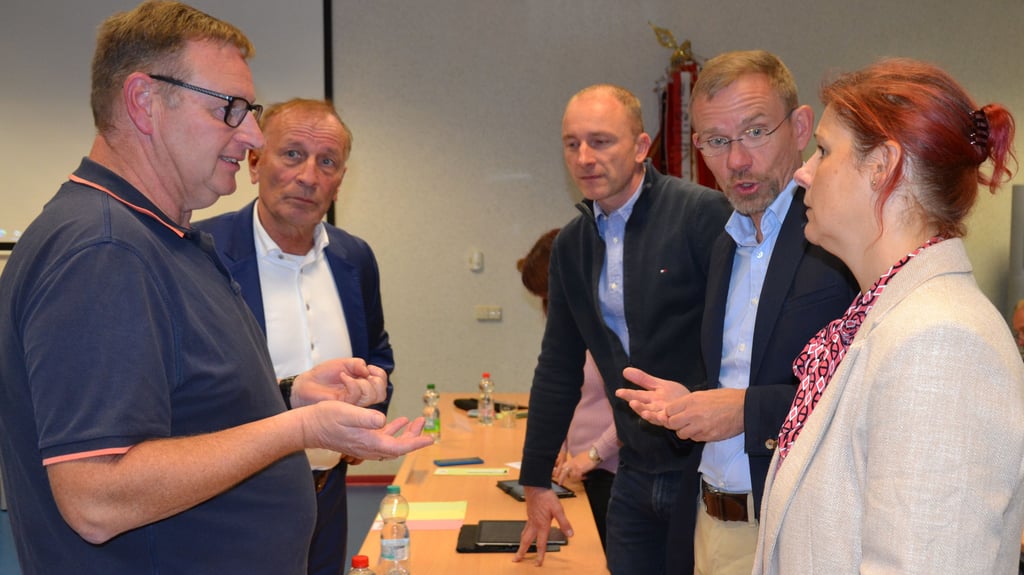 Auch ohne Parteibuch verspricht Jörg Methner (2.v.l.), sich bei der Ratsarbeit für eine menschenorientierte Politik einzusetzen. „Ich stehe auch weiterhin mit meiner ganzen Kraft dem Sülzetal zur Verfügung.“