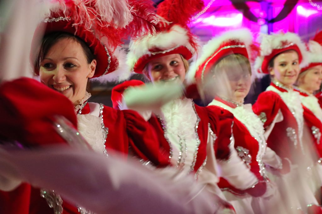 In Rot und Weiß und stets in Bewegung. Die Gardetanzgruppe darf bei den Festsitzungen des MKK nicht fehlen.Die Damen eröffnen die Abendveranstaltungen in der Stadthalle von Möckern traditionsgemäß.