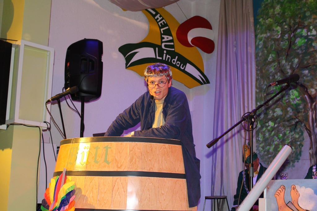 Neu in der Bütt beim LCC ist in dieser Session Nils Benkwitz. Als Dietmar Kasupke war er als Hausmeister, Sicherheitsbeauftragter und Karnevalist gleichzeitg zu erleben.