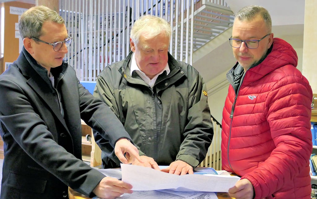 Stephan Käther (von links), Roland Halang und Dirk Schallhorn von der Fraktion Heimatfreunde Ilberstedt wollen die Neue Schule zum Dorfgemeinschaftshaus umfunktionieren.