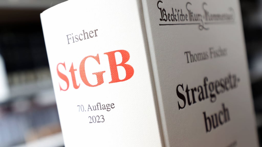Das Gericht in Stendal hat Tino B. wegen Mordes zu lebenslanger Haft verurteilt.