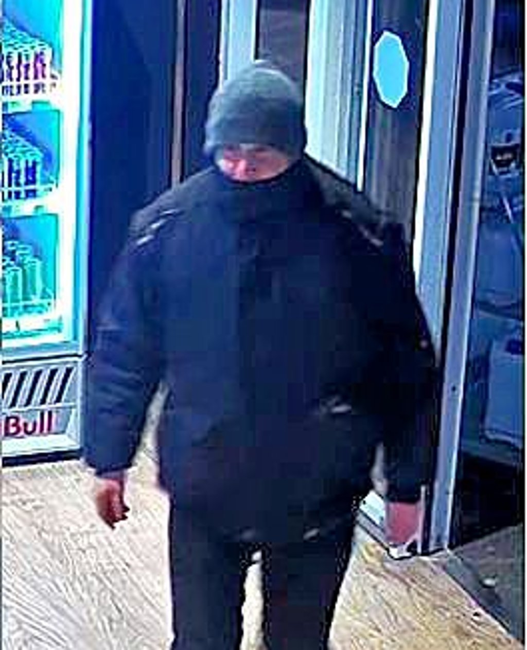 Der Räuber beim Betreten der Tankstelle in Dessau. Wer kennt diesen Mann?