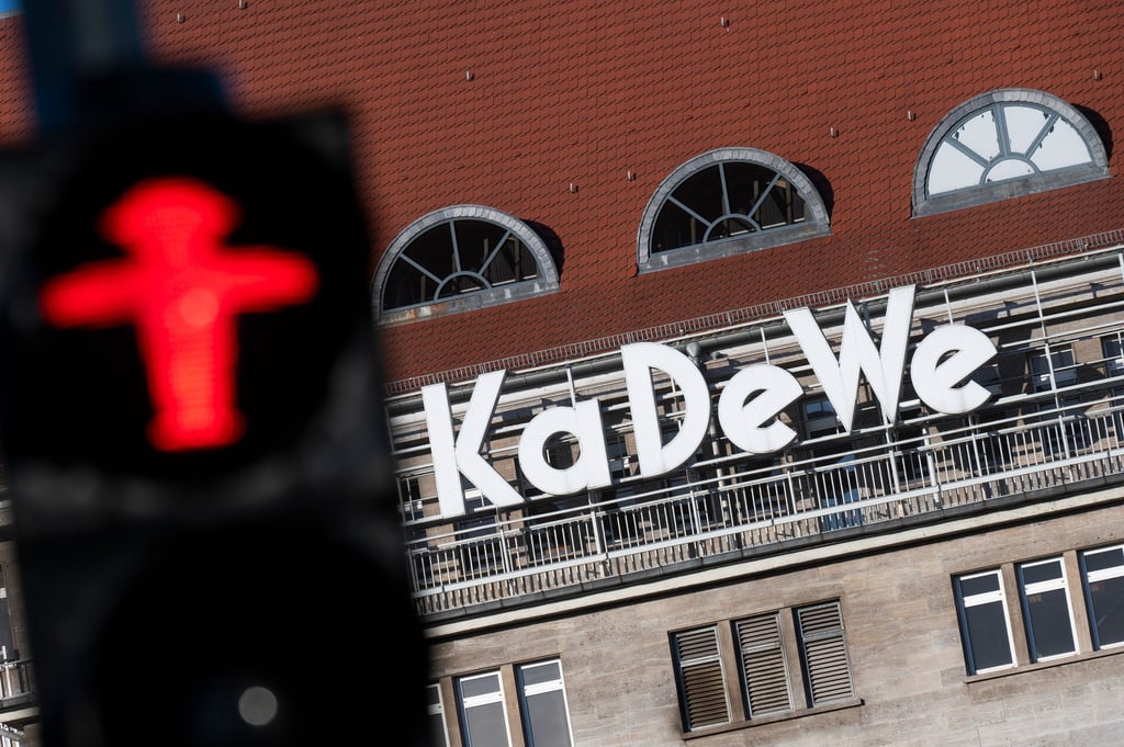 Vor dem KaDeWe steht eine rote Ampel.