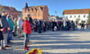 Rund 100 Teilnehmer waren bei der Demokratie-Demo am 27. Januar 2024 auf dem Rathausplatz Tangerhütte dabei. Im Anschluss machte sich ein Teil von ihnen auf einen Fußmarsch durch die Stadt zur Gedenkstätte in der Breiten Straße.