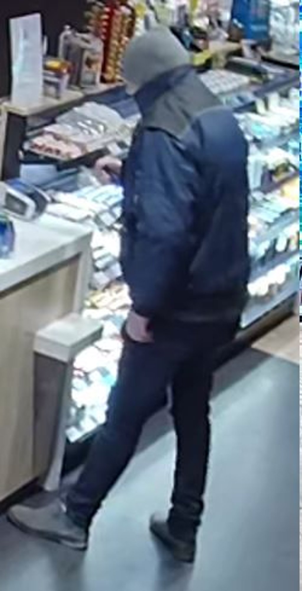 Der Mann mit gezückter Pistole am Tankstellen-Tresen in Dessau.