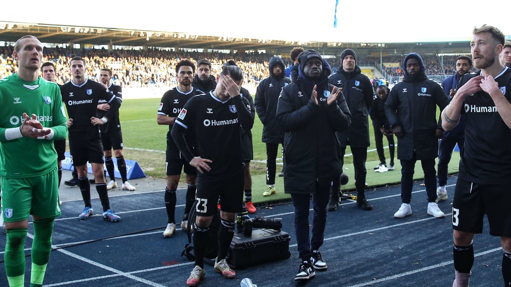 Enttäuscht stehen die Spieler des 1. FC Magdeburg vor ihren Fans nach der 0:1-Niederlage bei Eintracht Braunschweig in der 2. Bundesliga.
