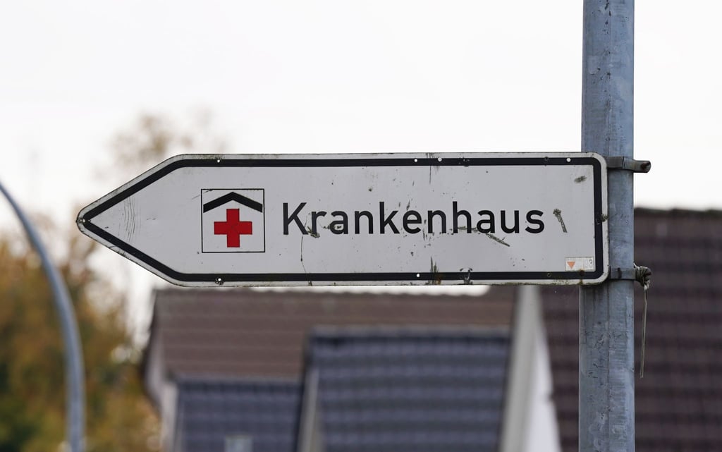 Ein Hinweisschild mit der Aufschrift „Krankenhaus“ weist den Weg zur Klinik.